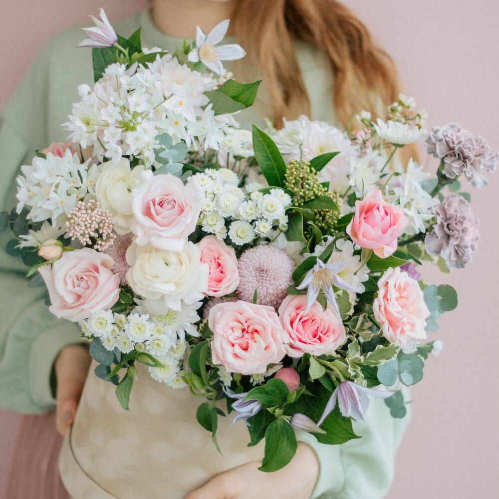 Шляпная коробка с полевыми цветами и розами Шляпная коробка с полевыми цветами и розами