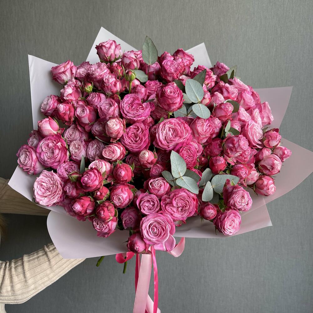 Большой монобукет из кустовых роз