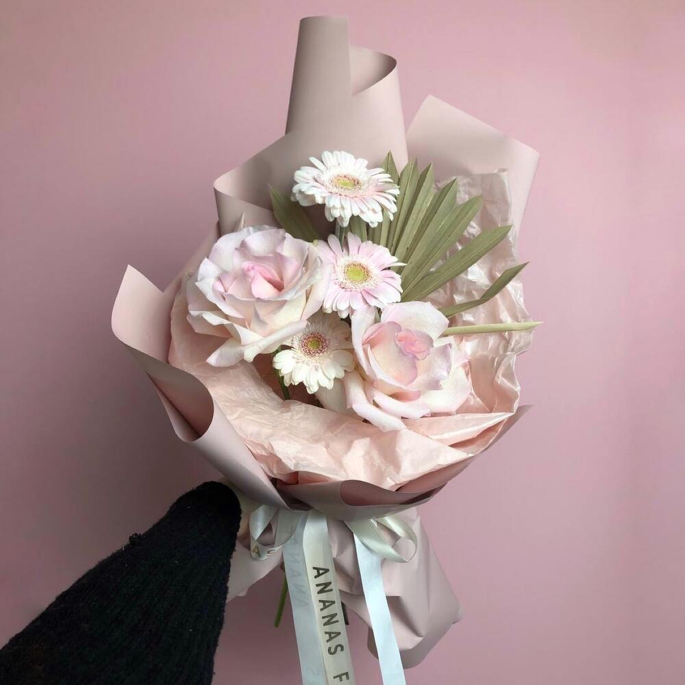 Авторский букет с розами и герберами